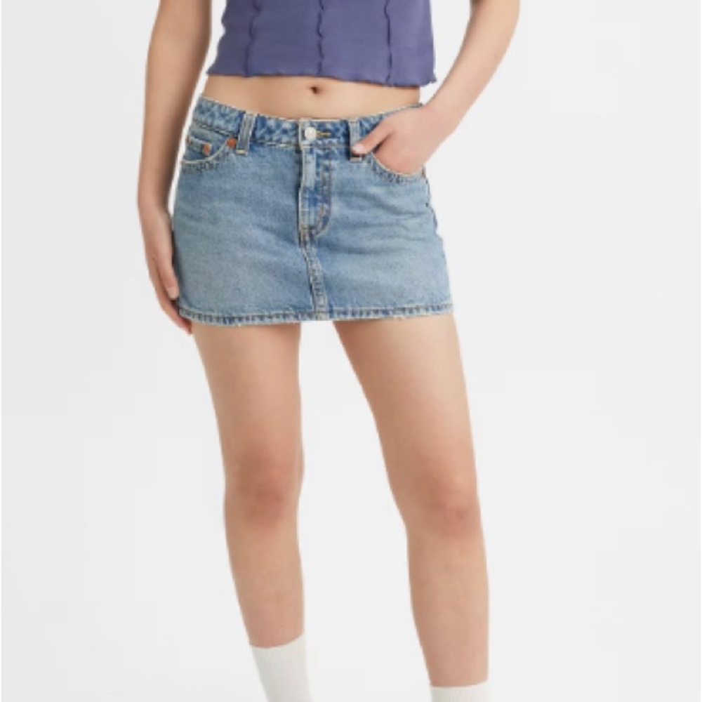 Levi’s Icon button up jean mini skirt. Size 29.